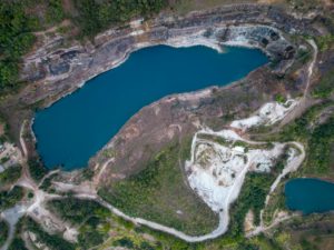 Lago artificiale cava estrazione mineraria clubbez